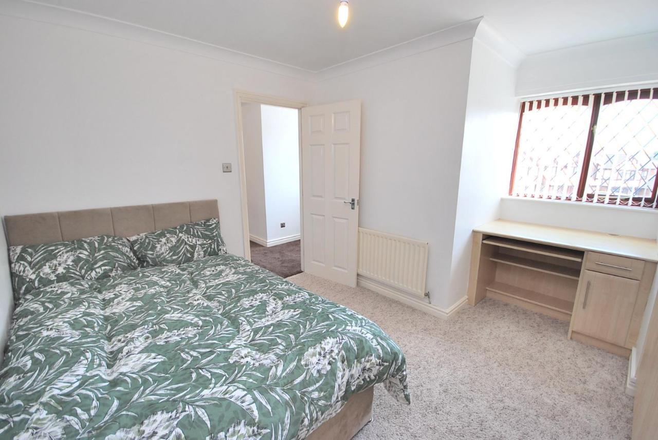 Entire And Exclusive Four Bed Detached Villa Lostock Exterior foto