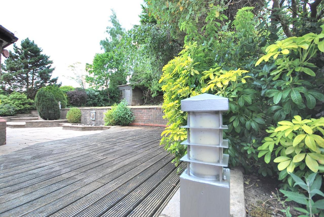Entire And Exclusive Four Bed Detached Villa Lostock Exterior foto