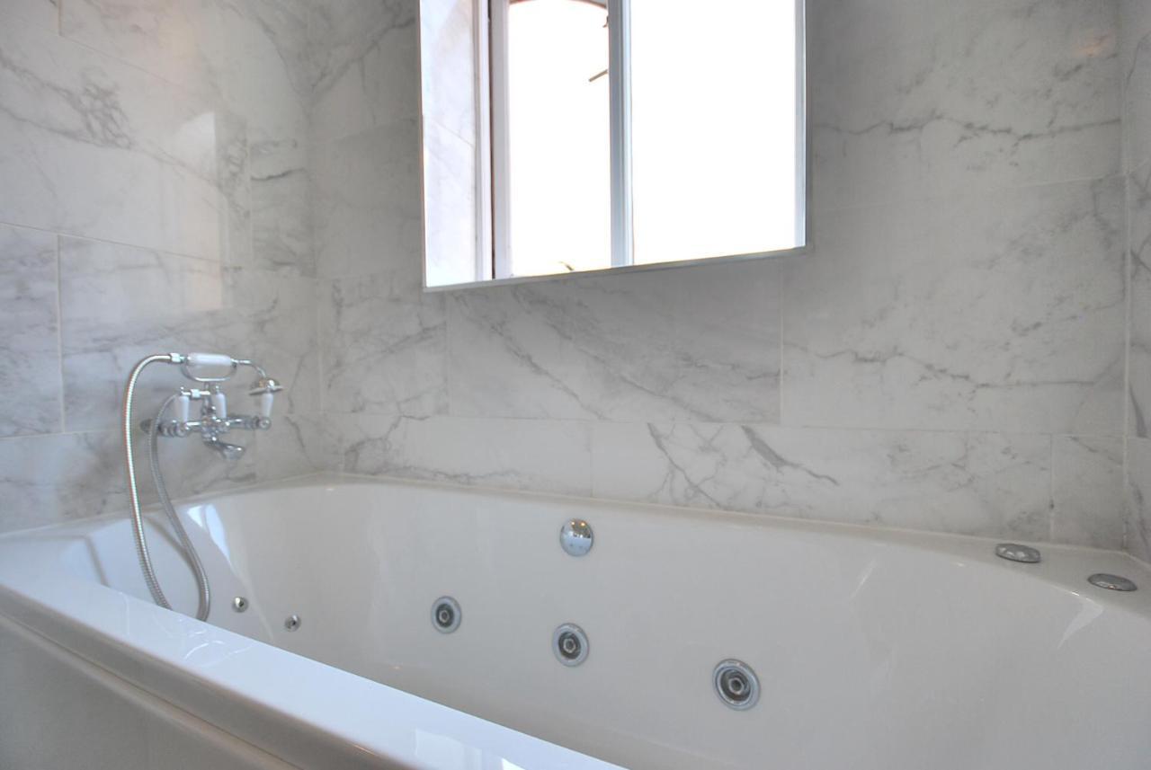 Entire And Exclusive Four Bed Detached Villa Lostock Exterior foto