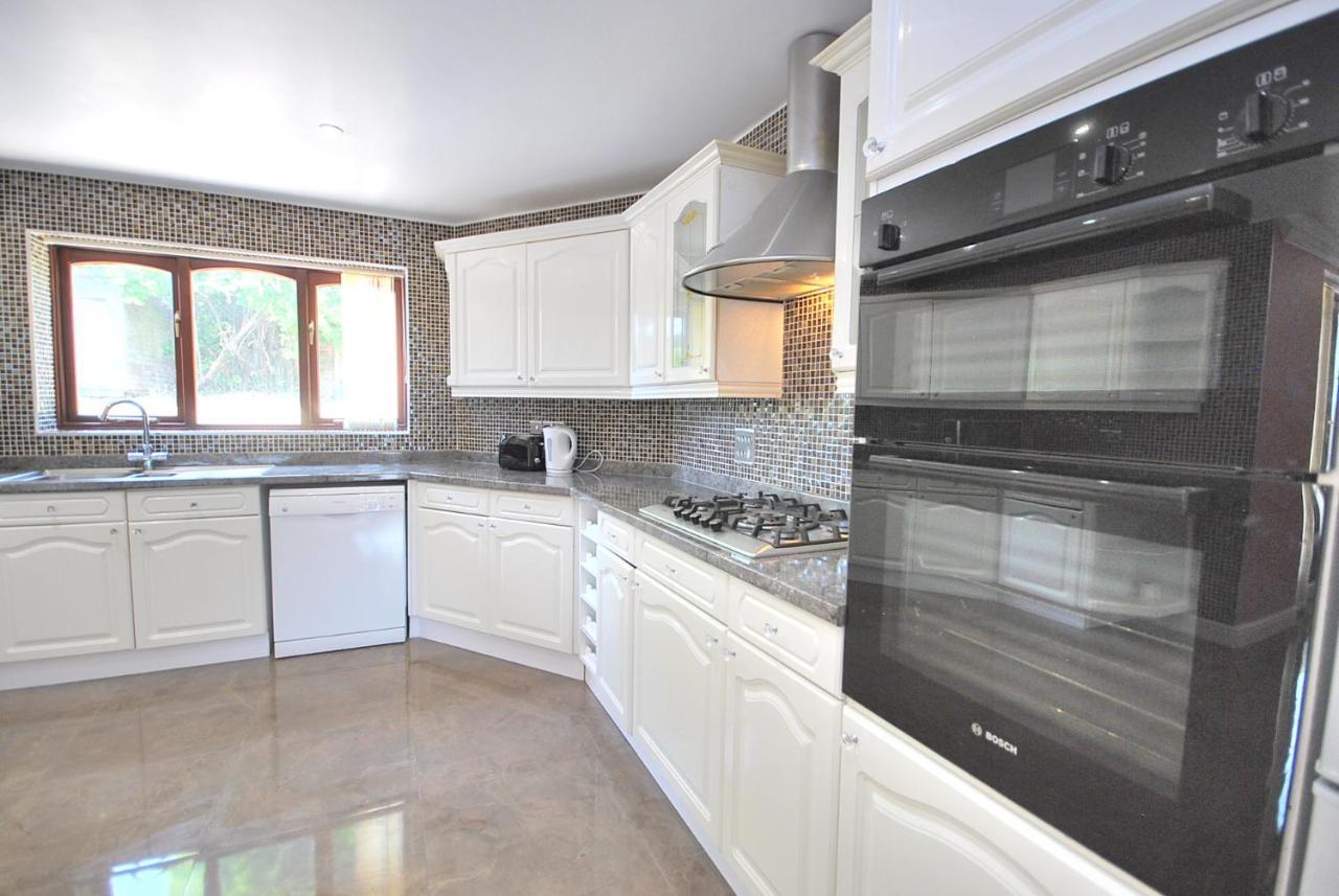 Entire And Exclusive Four Bed Detached Villa Lostock Exterior foto